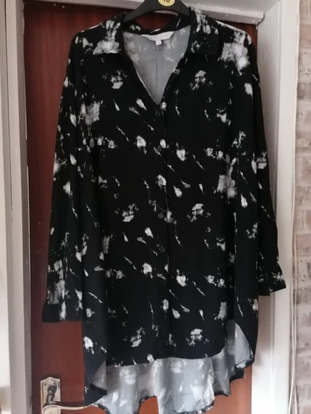 Size 18 black and white Apricot long blouse